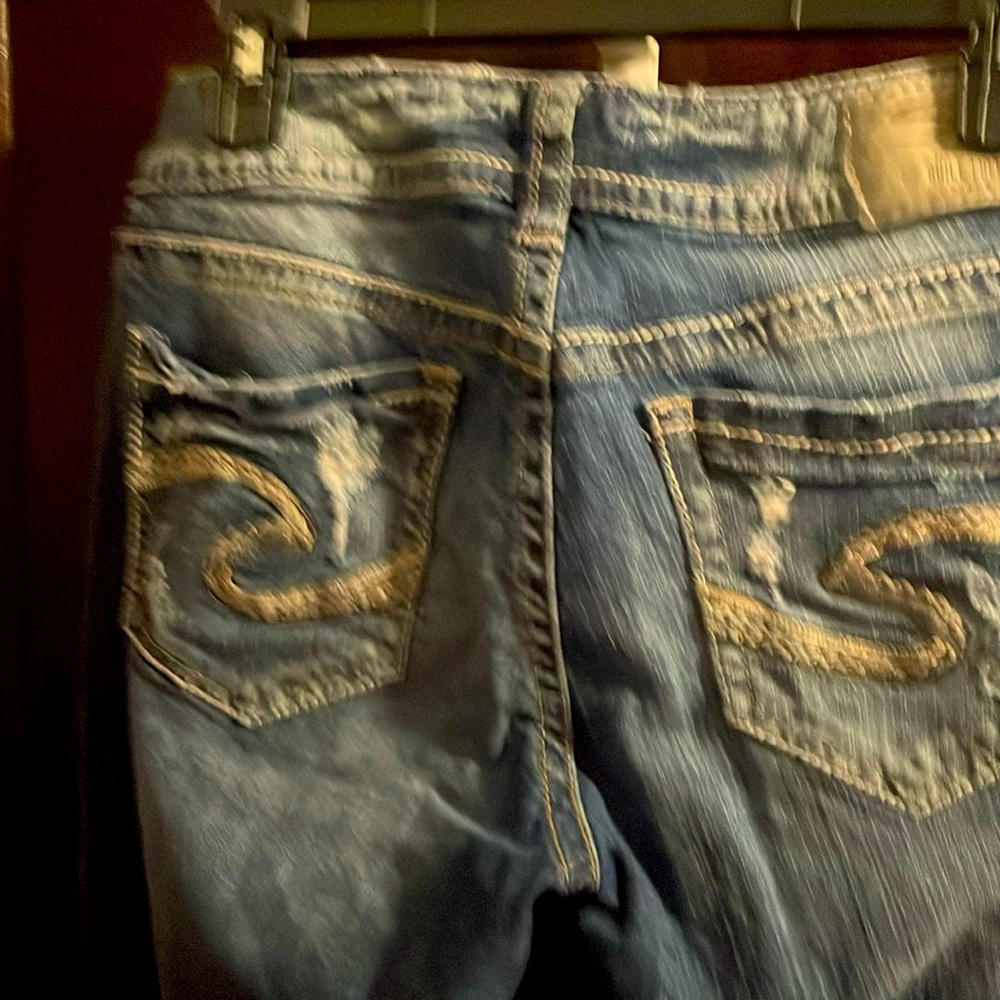 Silver capris Suki size 29 length 25 destroyed